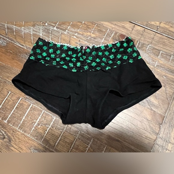 NWT Victoria’s Secret Low Rise Boyshort extra small XS with lace clover trim - Picture 1 of 3